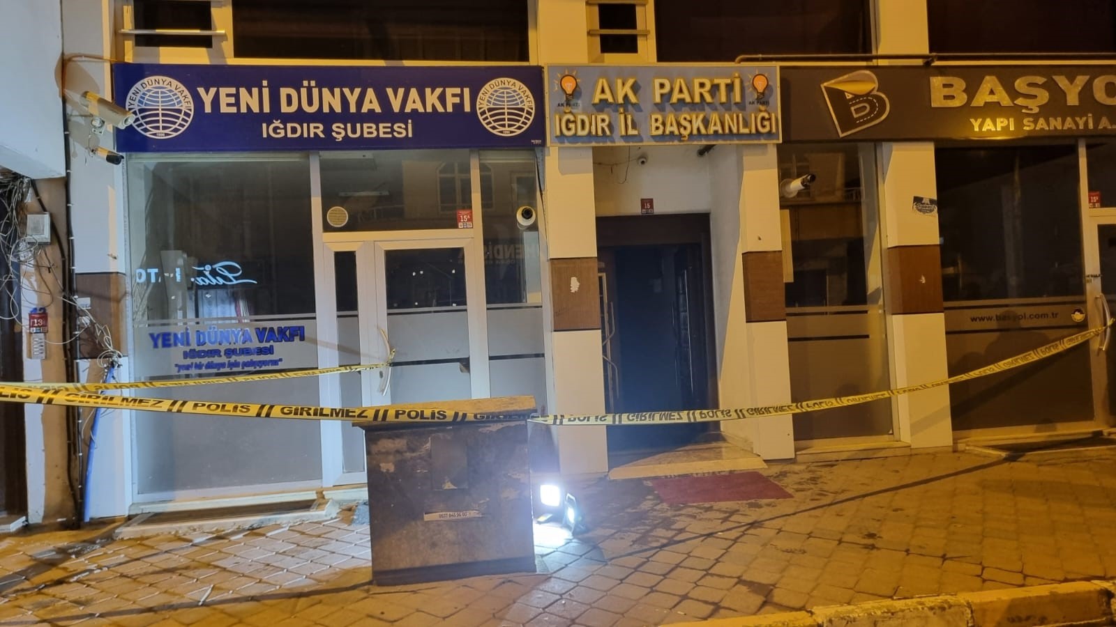 AK Parti il binasına molotoflu saldırı!