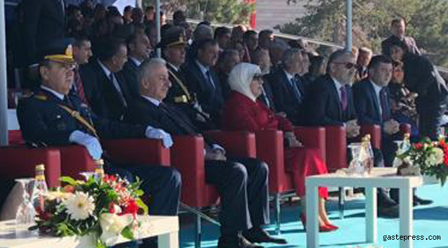 Kayseri'de 29 Ekim Cumhuriyet Bayramı kutlamaları çelenk sunma töreni ile başladı