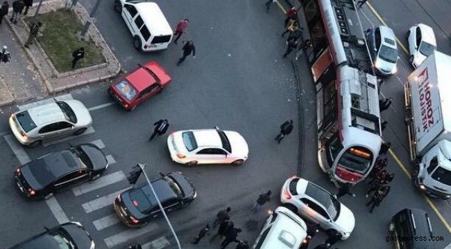 Tramvay ve öğrenci servisi kaza yaptı: Tramvay raydan çıktı