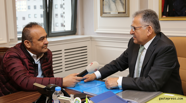 Başkan Dr. Memduh Büyükkılıç,  Gazeteci Oktay Ensari’yi tebrik etti.