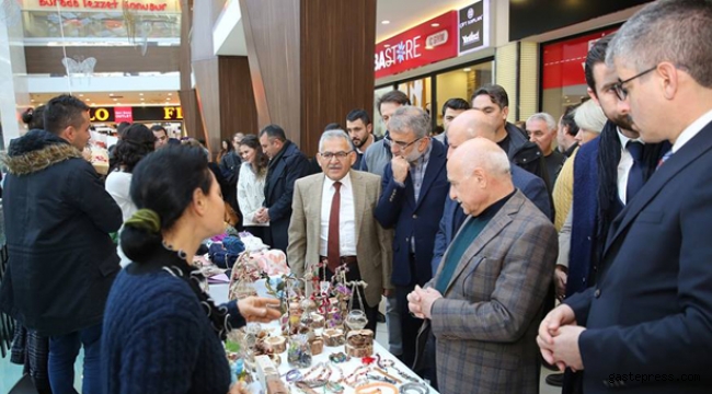 Büyükkılıç, Ebru ve Takı Tasarım Yıl Sergisini Gezdi
