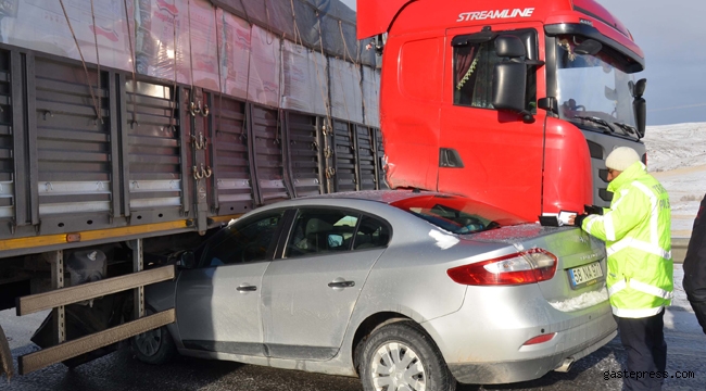 Buzda kayan TIR'a otomobil çarptı