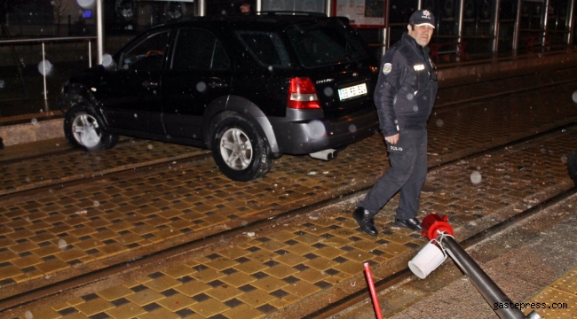 Cip tramvay hattına girdi: 2 yaralı