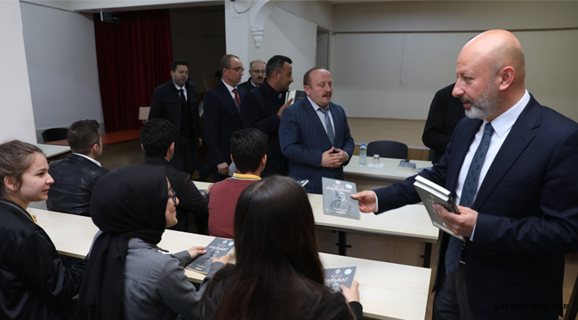 BAŞKAN ÇOLAKBAYRAKDAR, ÖĞRENCİLERE ‘SAFAHAT’ HEDİYE ETTİ