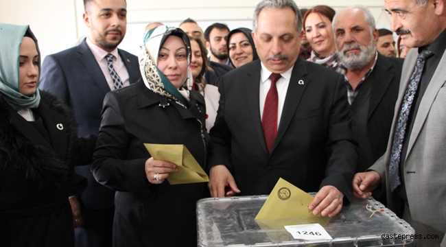 Cumhur İttifakı AK Parti Talas Belediye Başkan adayı Mustafa Yalçın, oyunu kullandı