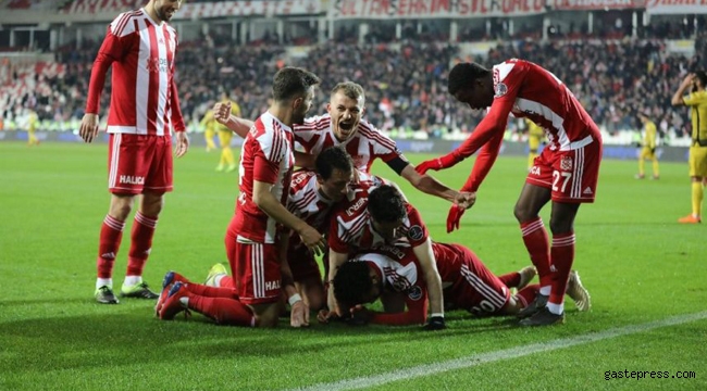 Demir Grup Sivasspor, Evkur Yeni Malatyaspor'u 2-0 Mağlup Etti