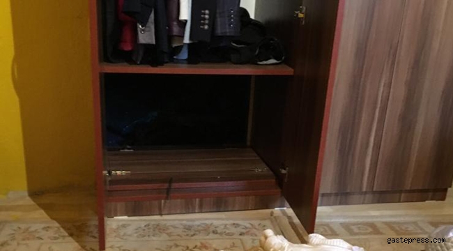 'Hırsızlık' suçundan aranan 2 hükümlü gardıroptaki gizli bölmede yakalandı