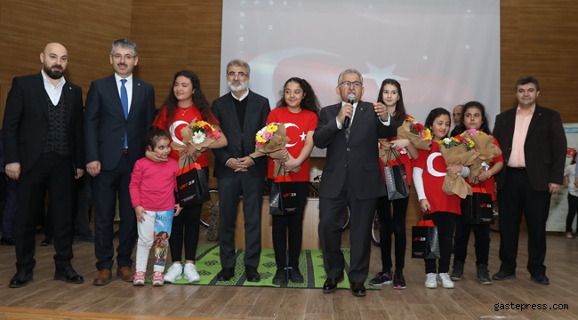İstiklal Marşımız; Anadolu halkını kenetleyen  birleştirici bir görev üstlenmiştir
