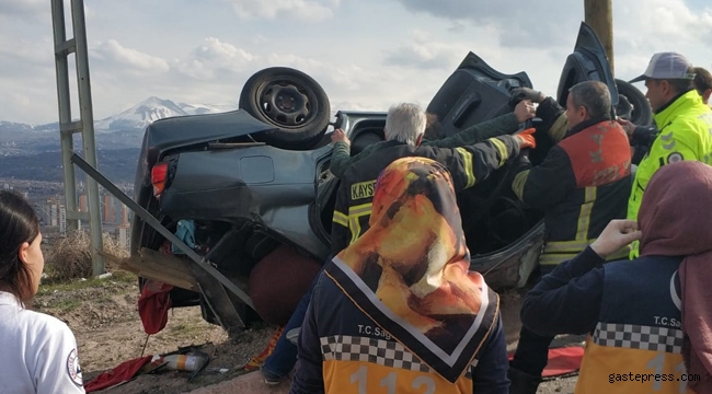 Otomobil römork ve aydınlatma direğine çarptı: 1 ölü, 1 yaralı