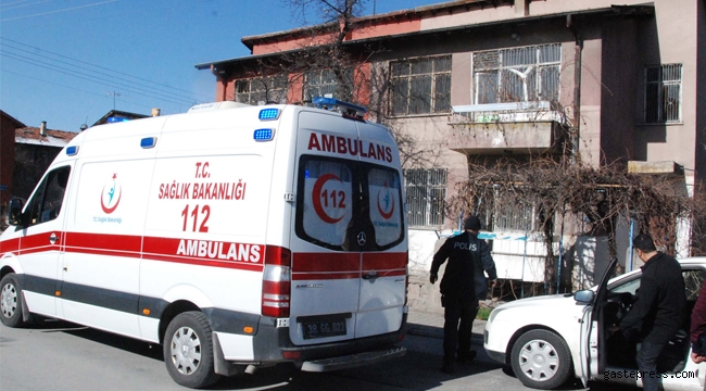 Sığındığı binada donmak üzereyken polisi aradı