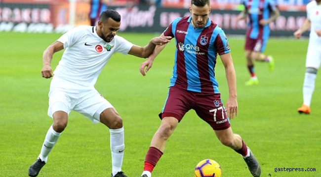 Trabzonspor, Akhisarspor'u ateşe attı