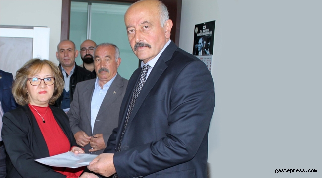 Özvatan'da MHP'li Demir mazbatasını aldı