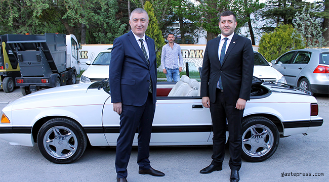 Bahçeli'nin hediye ettiği eski model otomobil Kayseri'ye geldi
