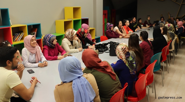 Bilim Merkezinin Gönüllü Bilim Rehberleri