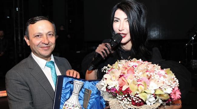 ERÜ’de Konser Veren Hande Yener, Üniversitelileri Coşturdu