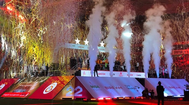 Galatasaraylı Futbolcular Sahneye Hangi Şarkıyla Çıktı?