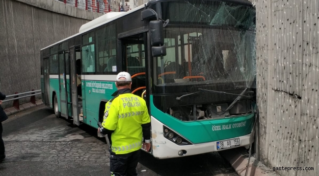 Kayseri'de halk otobüsü duvara çarptı: 8 yaralı 