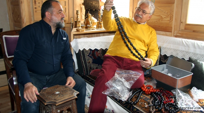 Selçuklu ve Osmanlı dönemi eserleri evinde sergiliyor