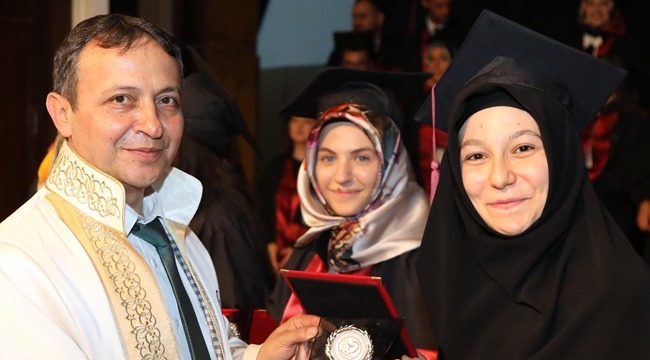 Eczacılık Fakültesinde 65 öğrenci mezun oldu