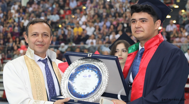 ERÜ Hukuk Fakültesi 12. Dönem Mezunlarını Verdi