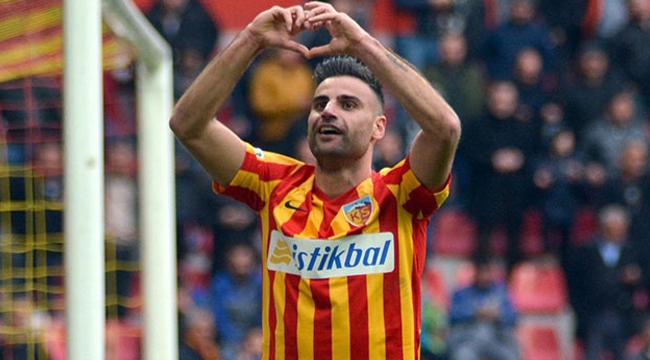 Kayserispor'un Milli Futbolcusu Deniz Türüç imzayı attı 