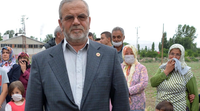 Mahalleli, enerji santralinin dumanları yüzünden maskeyle geziyor