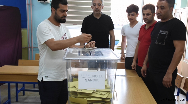 Oy verme işlemi sona erdi, oyların sayımına başlandı