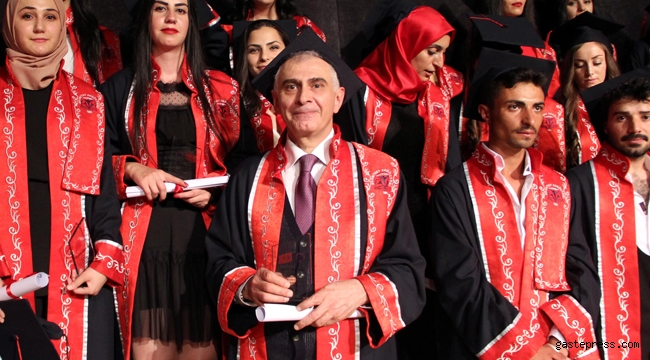 Üroloji uzmanı, ikinci üniversiteyi bitirdi