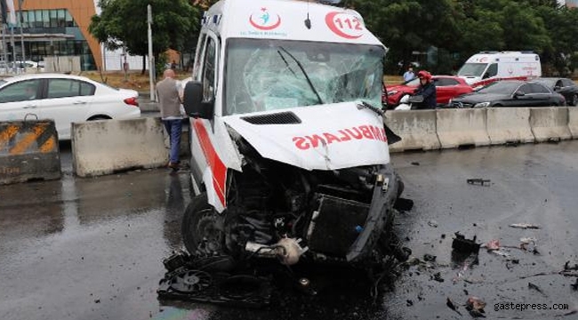 Ambulans kaza yaptı: 3 yaralı