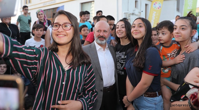 Başkan Çolakbayrakdar’a Çocuklardan Samimi Sevgi
