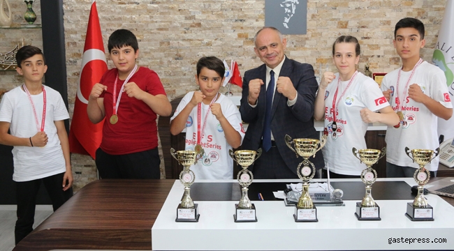 Başkan Öztürk Muaythaici Sporcularını Kabul Etti!
