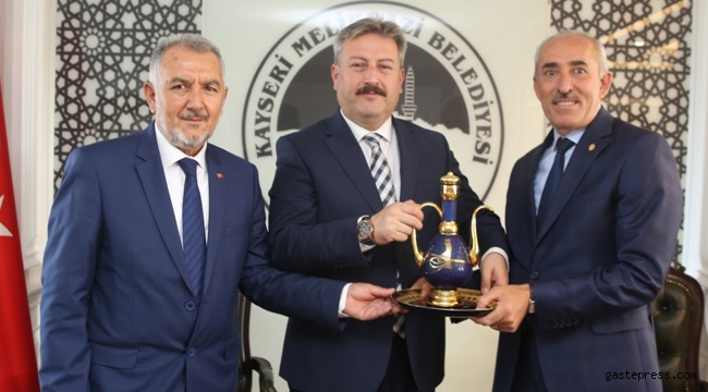 Kayseri Oto Sanatkârları Odası Başkanı Şeyhi Odakır Melikgazi Belediye Başkanı Palancıoğlu’nu ziyaret etti 