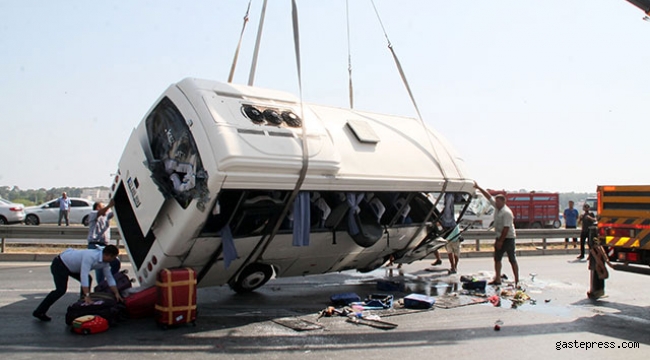 Manavgat'ta tur midibüsü devrildi: 16 yaralı