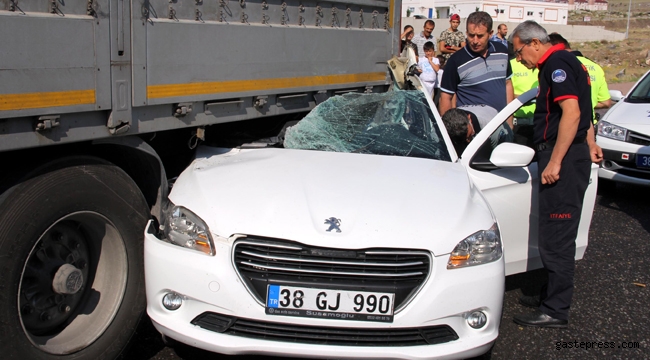 TIR'a çarpan otomobilin 16 yaşındaki sürücüsü yaralandı