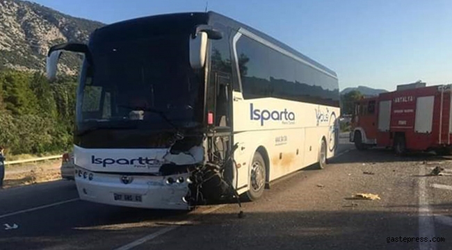 Yolcu otobüsü ile otomobil çarpıştı!