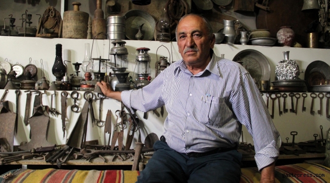 2 bin antika eşyayı iş yerinde sergiliyor