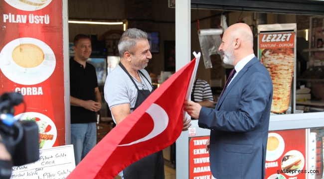 Başkan Çolakbayrakdar,  Vatandaşlara Türk Bayrağı Hediye Etti