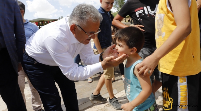 Başkan Memduh Büyükkılıç Felahiye’nin Kayapınar Mahallesi’nde yapılan şenliğe katıldı.
