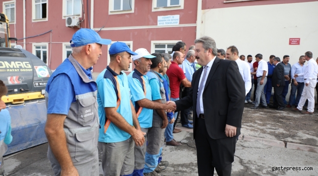 Mustafa Palancıoğlu,  Belediye çalışanlarının geçmiş bayramlarını kutladı