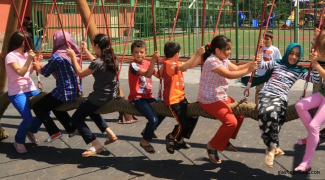 Parklarımız, gündüz çocuklara emanet, Akşamları Melikgazililere…!