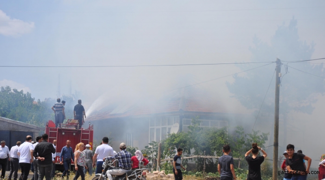 Sarıoğlan'da çıkan yangında, 6 küçükbaş telef oldu