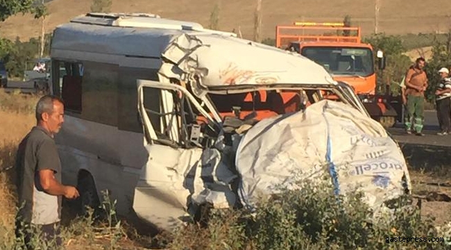 Tarım işçilerini taşıyan minibüs ile kamyonet çarpıştı: 18 yaralı var!