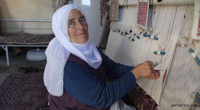 61 yıldır dokuduğu halıları ilmek ilmek işliyor
