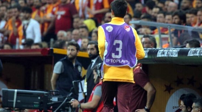 Ali Palabıyık, Galatasaray'dan kimseyi atamayınca top toplayıcı çocuğu tribüne gönderdi!