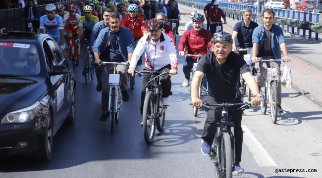  Başkan Büyükkılıç bisiklet yarışının startını Cumhuriyet Meydanı’nda verdi
