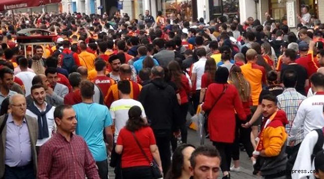 Galatasaray-Fenerbahçe derbisi, Taksim esnafınında yüzünü güldürdü!