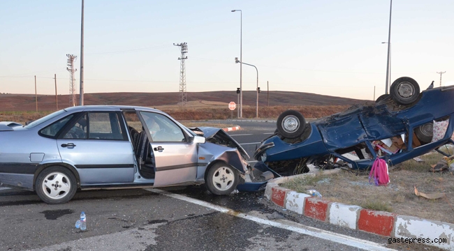 Kayseri'de iki otomobil çarpıştı: 8 yaralı var!