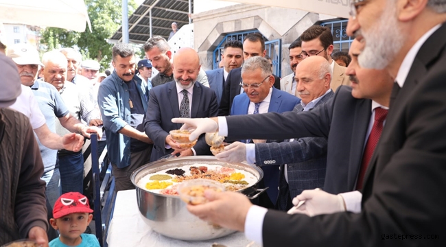 Kocasinan Belediyesi'nden Vatandaşlara Bereketin Simgesi Aşure İkram Edildi!