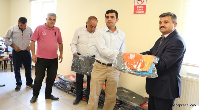 Melikgazi Belediyesi'nde İşçilere Mevsimlik İş Kıyafetleri Dağıtıldı!