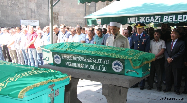 Su tankerinin bağ evine uçtuğu kazada ölen 3 kişi toprağa verildi